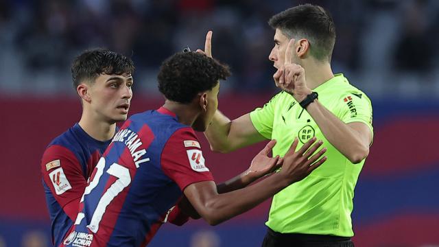 1709441503323033855.png pedri-y-lamine-yamal-haciendole-un-reclamo-al-arbitro-mateo-busquets.png